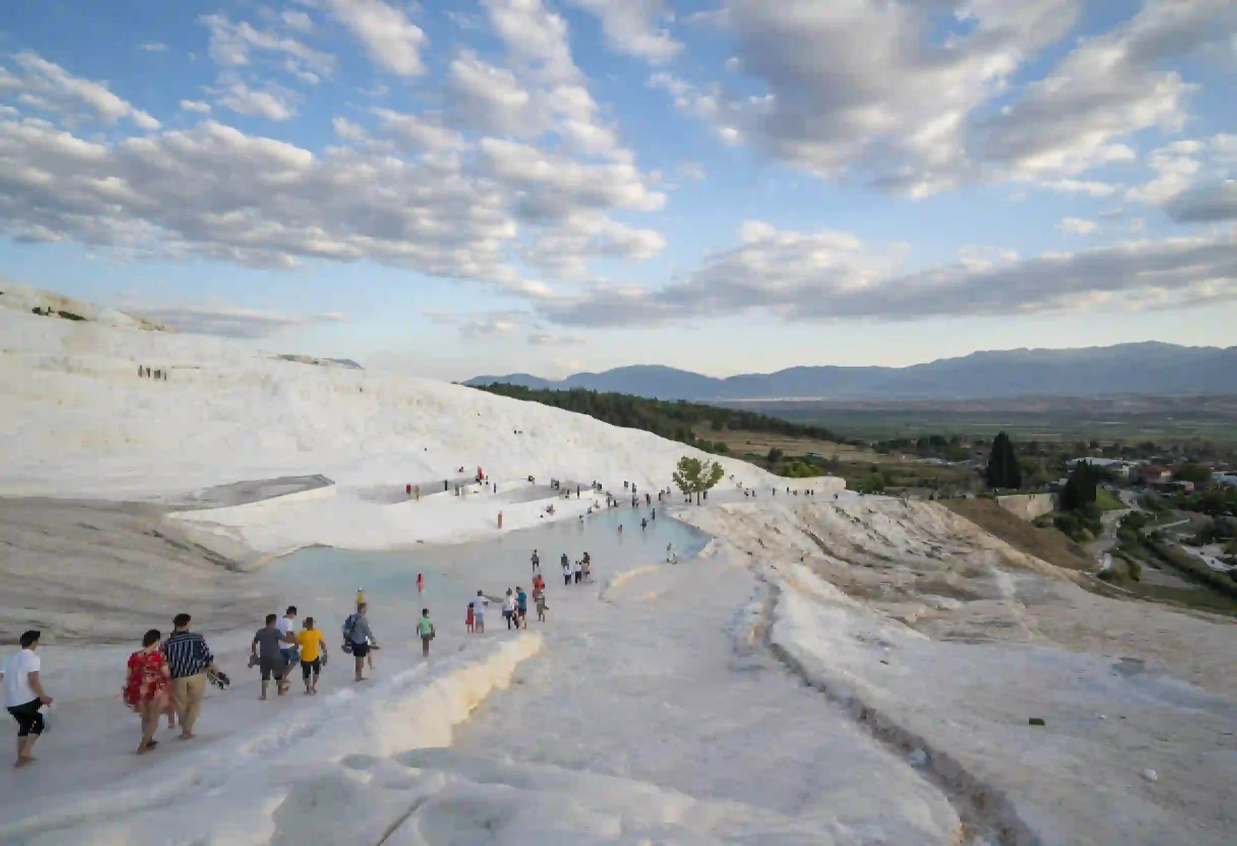 una gruppo di turisti a pamukkale , pamukkale turchia