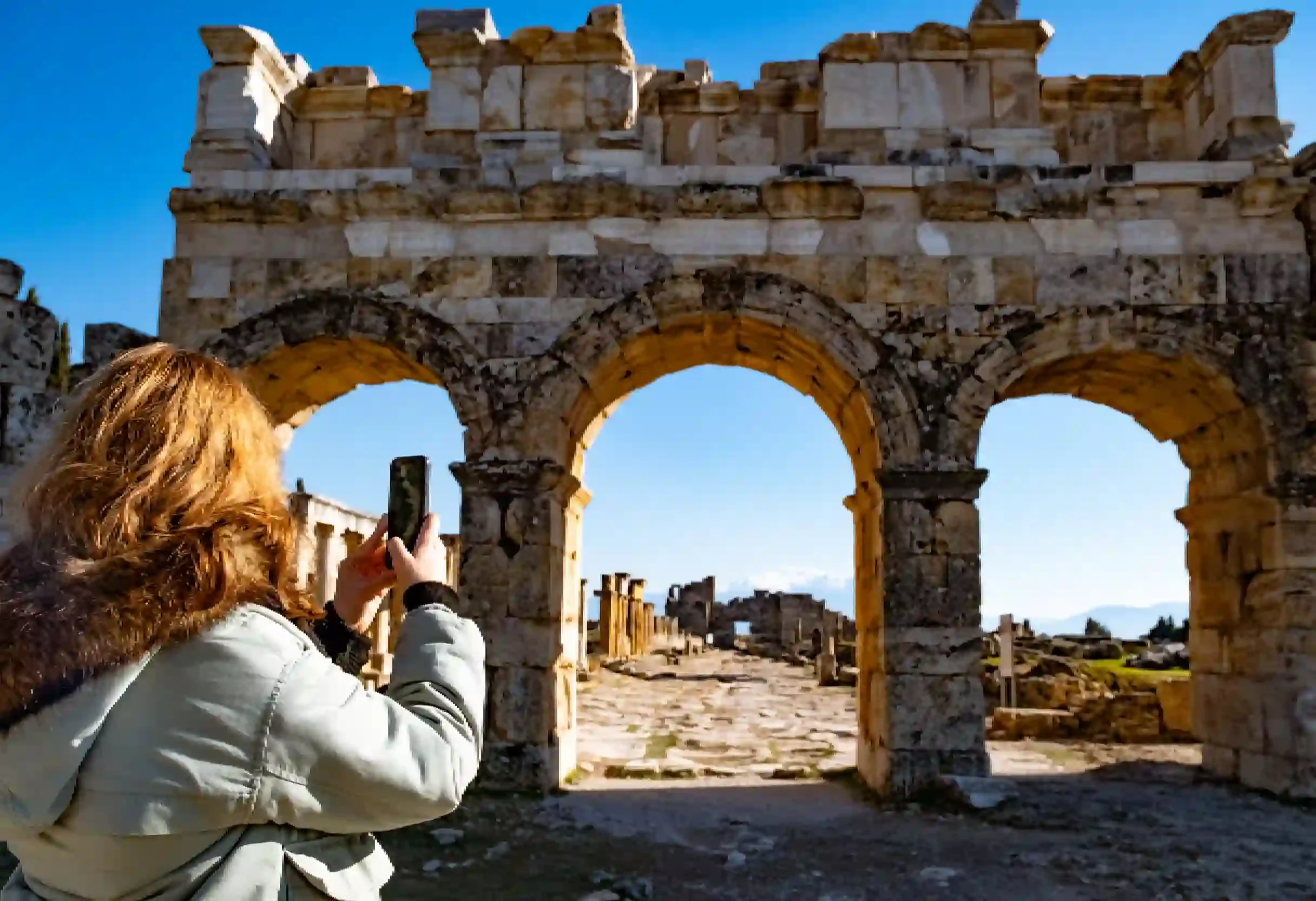una turista scatta una foto a Hierapolis , pamukkale turchia