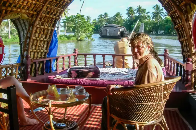 una donna a backwater kerala , india a dicembre