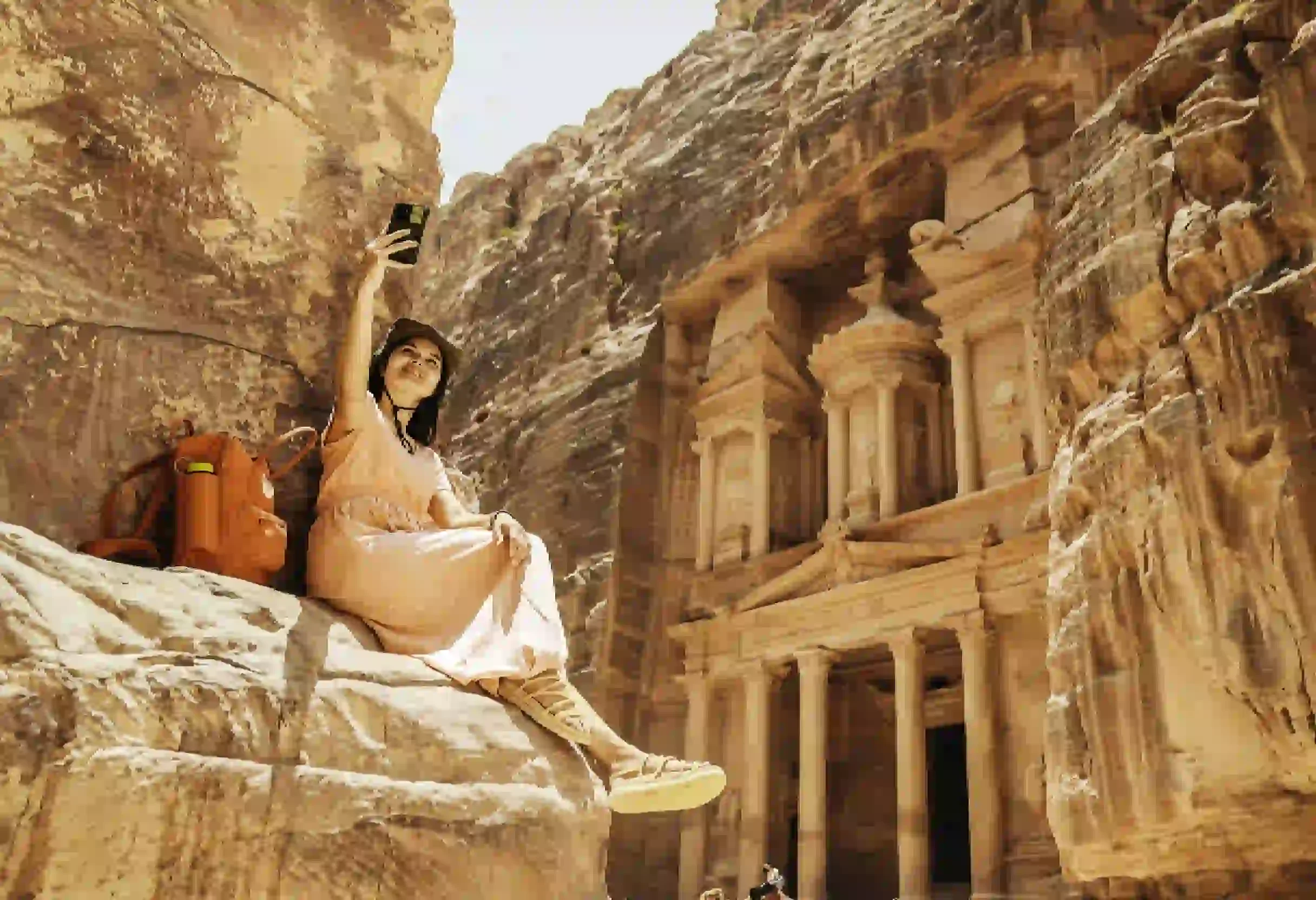 una donna scatta una foto a petra , giordania a dicembre