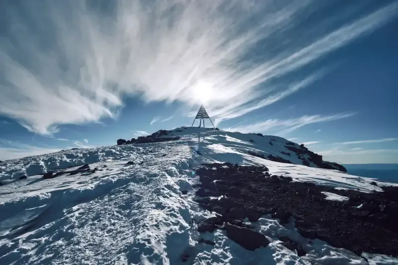 Piramide di picco di Jebel Toubkal con insolite nuvole pelose , Marocco in inverno