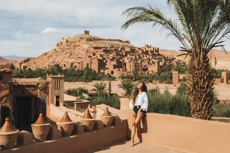 Bella giovane donna felice di viaggiare in Marocco, Marocco in inverno 