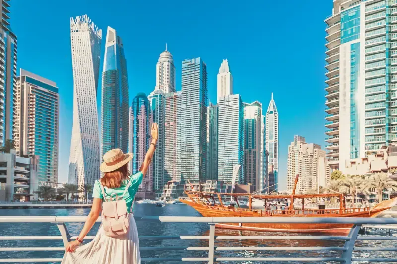 Una donna passeggiando su una passeggiata nel quartiere di Dubai Marina, Città di dubai