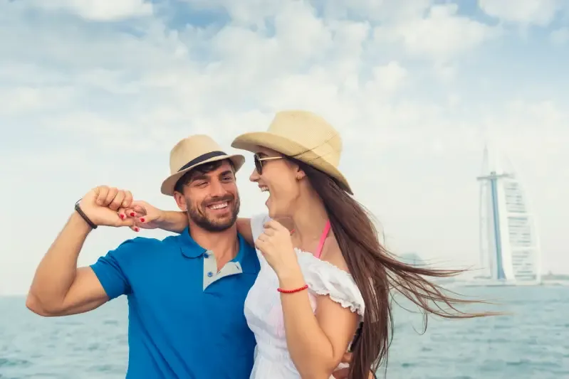Turisti felici a Dubai