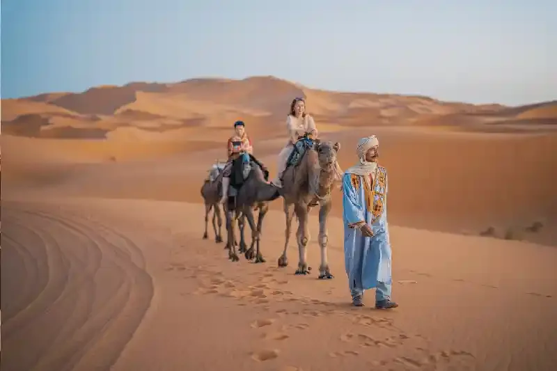 una coppia di turisti nel deserto in marocco , Marocco in inverno