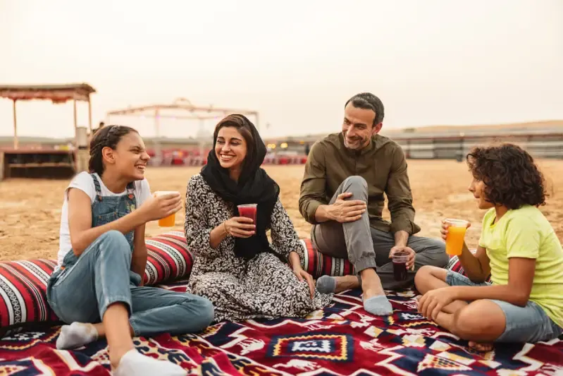 Famiglia che beve il tè a Dubai deserto, Dubai deserto