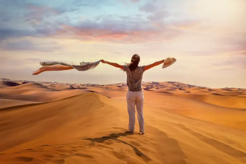 Una turista si trova nel deserto Dubai, Dubai deserto