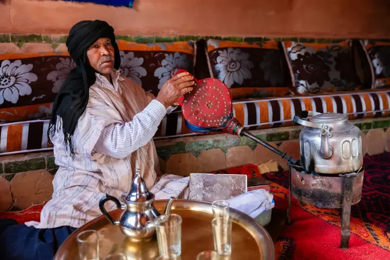 Un uomo marocchino che prepara il tè alla menta maghrebino, Marocco