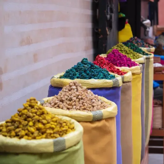 Spezie per cucinare e per il tè. Mercato di strada a Marrakech, Marocco