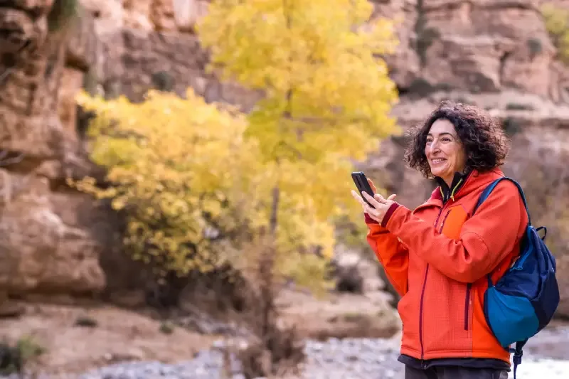 Una turista sorride a marocco in autunno, Marocco