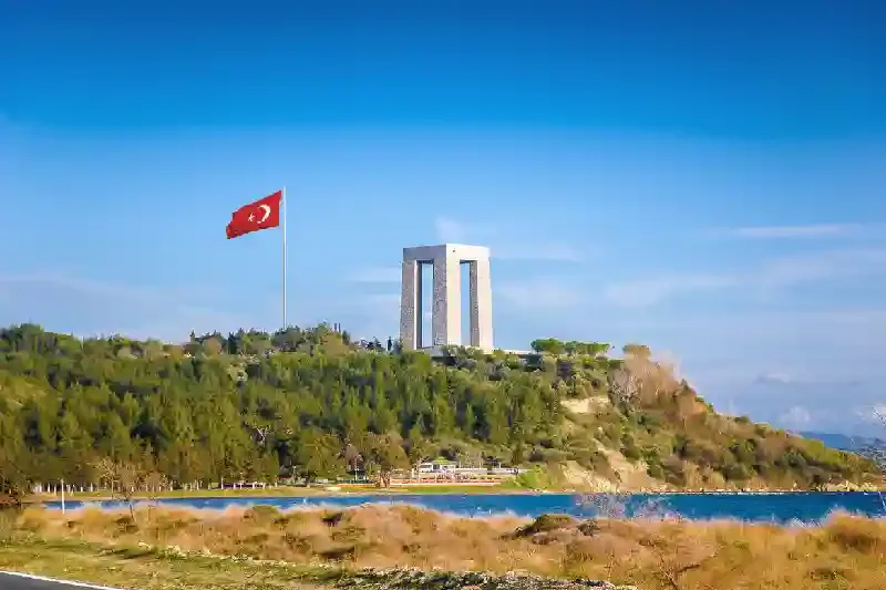 Monumento commemorativo dei martiri di Canakkale con bandiera turca, Penisola di Gallipoli