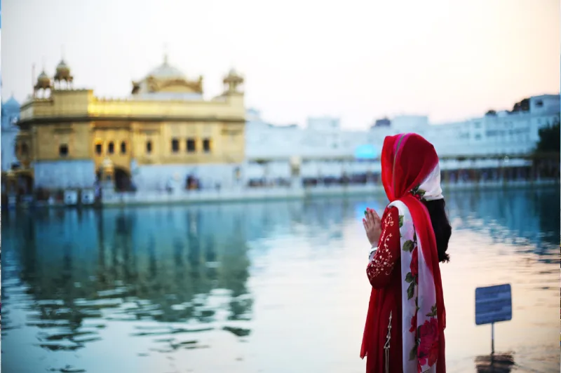 Giovane donna che prega Dio nel tempio d'oro in India, Tempio d oro