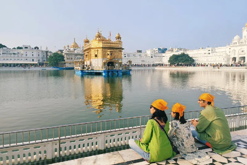Vista posteriore di una famiglia che ammira il Tempio d'Oro, Tempio d oro