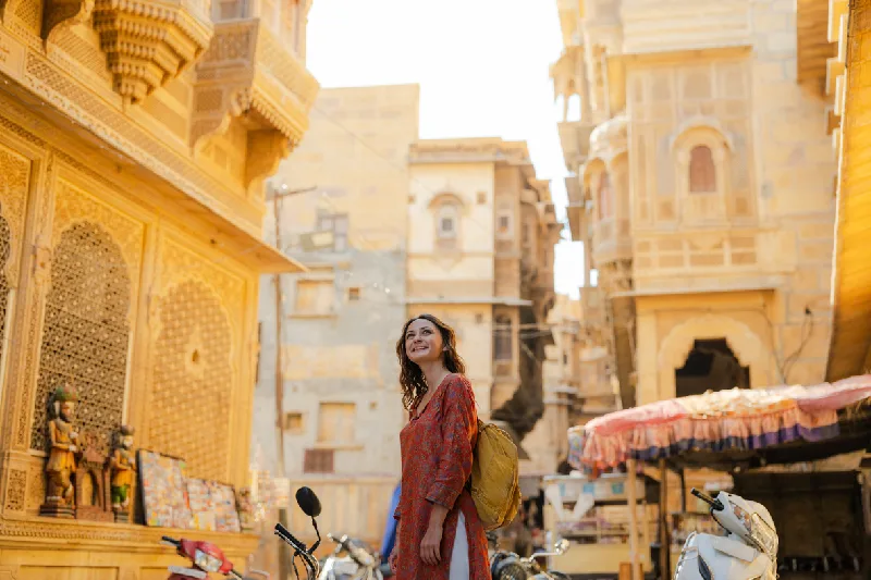 Donna che cammina per una strada affollata nel centro storico di Jaisalmer, Tempio d oro