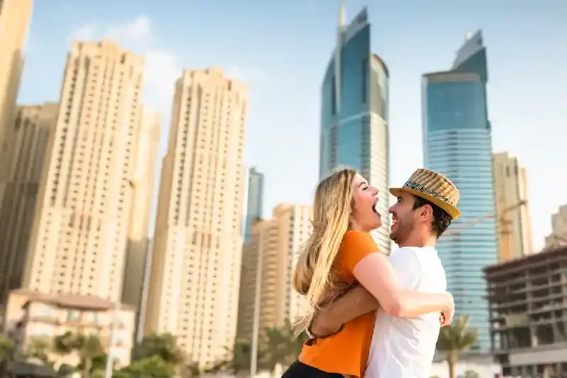 Una Coppia che flirta contro lo skyline, Quando andare a Dubai