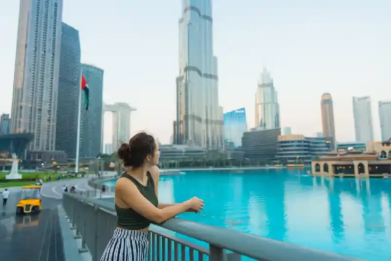 Donna che esplora Dubai, Quando andare a Dubai 