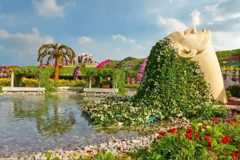 Testa femminile decorata con fiori nel giardino dei miracoli di Dubai, Quando andare a Dubai