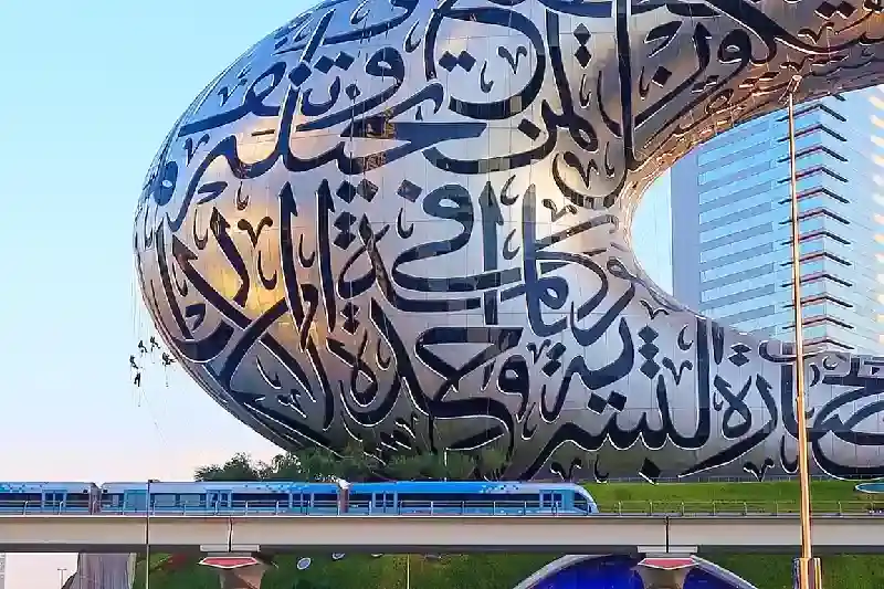 La gente lava le finestre al Museo del Futuro, Museo futuro Dubai