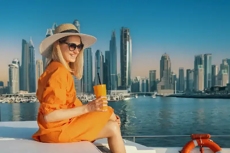Una donna su yacht di lusso a Dubai al tramonto, Temperature a Dubai