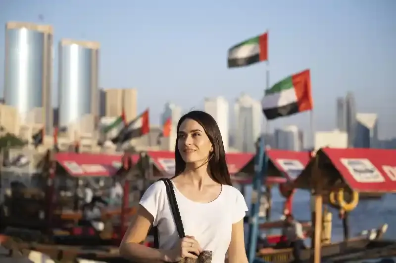 Una turista alla stazione dei traghetti tradizionali a Dubai, Temperature a Dubai
