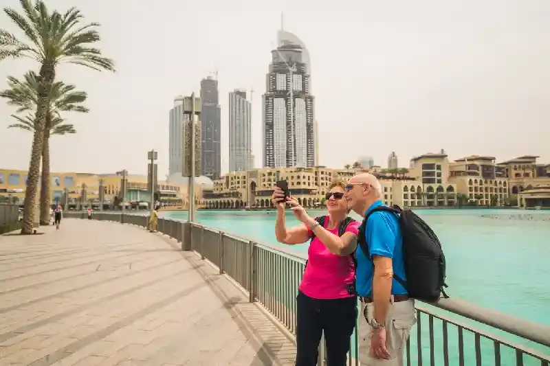 Selfie di coppia di turisti a Dubai, Temperature a Dubai