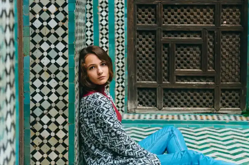 Donna seduta all'interno del riad in Marocco, Casablanca cose da vedere