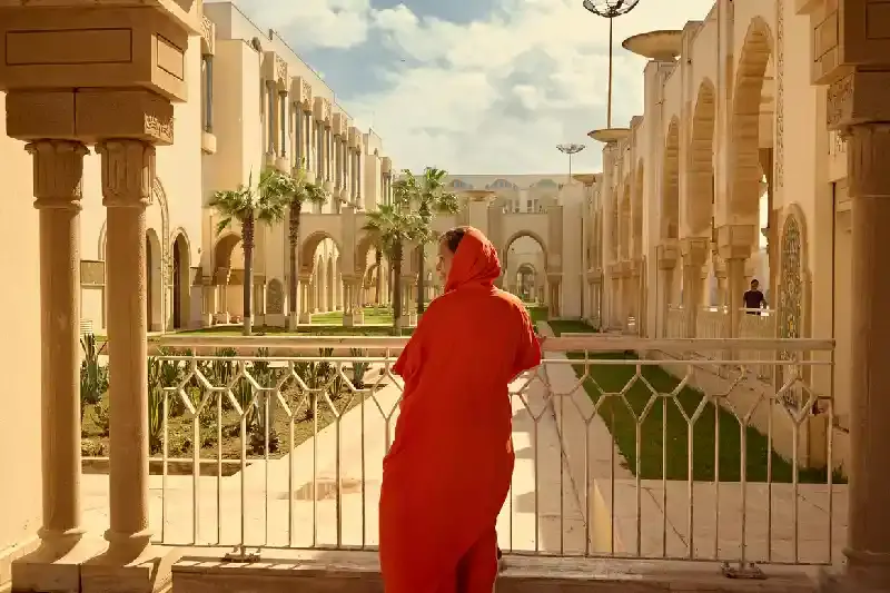 Donna che isita e ammira la moschea di Hassan II, Casablanca cose da vedere