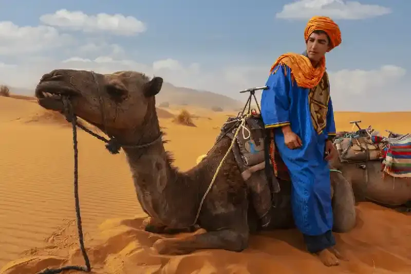 Uomo berbero al tramonto nel deserto di Merzouga, deserto di Merzouga