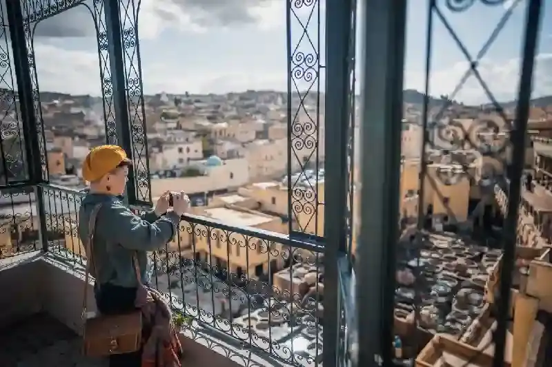 Una donna nell'antica medina di Fes El Bali, fez marocco cosa vedere