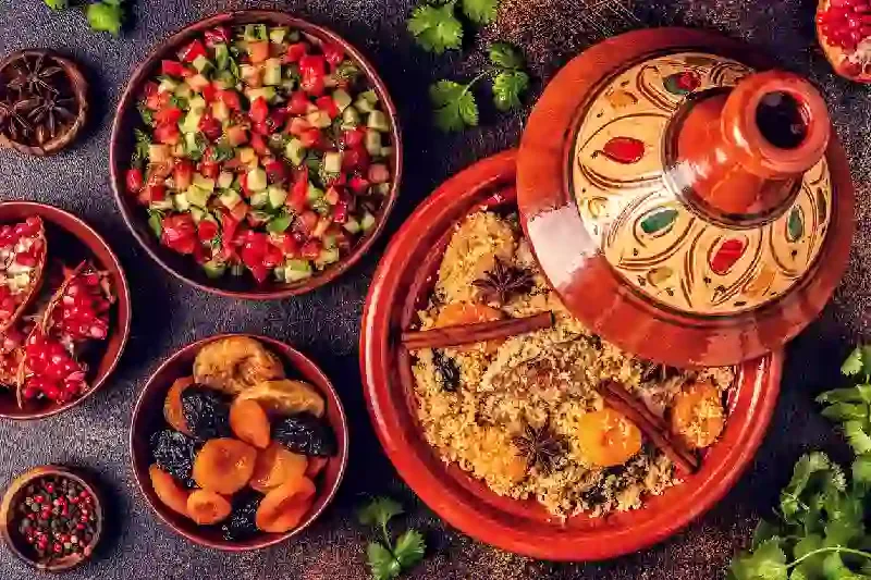 Tagine tradizionale marocchino di pollo con frutta secca e spezie, cosa mangiare in Marocco