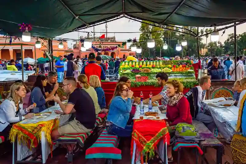 I turisti cenano in piazza Jemaa el Fna-Marrakech, cosa mangiare in Marocco