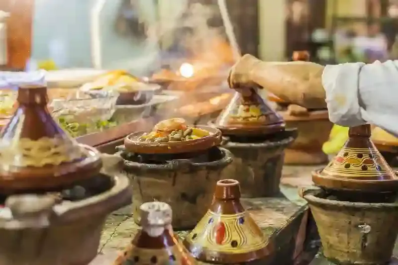 Selezione di coloratissimi tajine marocchini (tradizionali piatti in casseruola), cosa mangiare in Marocco
