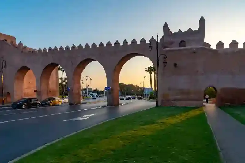La vista stradale dell'Av. Moulay Hassan e Porta Bab Rouah al crepuscolo, Rabat, città imperiali marocco