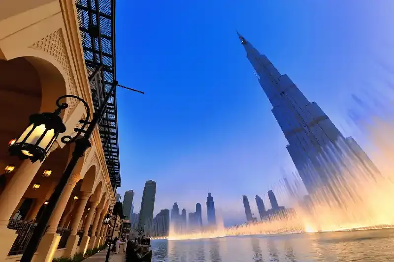 Inquadratura stilizzata della fontana musicale di Dubai, il burj khalifa | il grattacielo burj khalifa