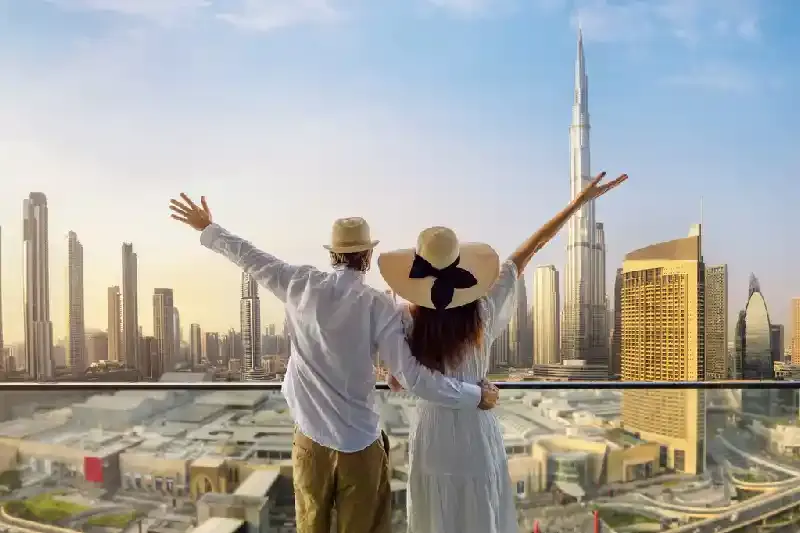 una coppia in vacanza si gode la vista panoramica di Dubai, il burj khalifa | il grattacielo burj khalifa