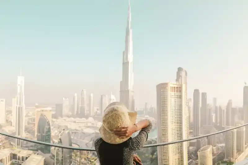 Donna davanti al Burj Khalifa, il burj khalifa | il grattacielo burj khalifa