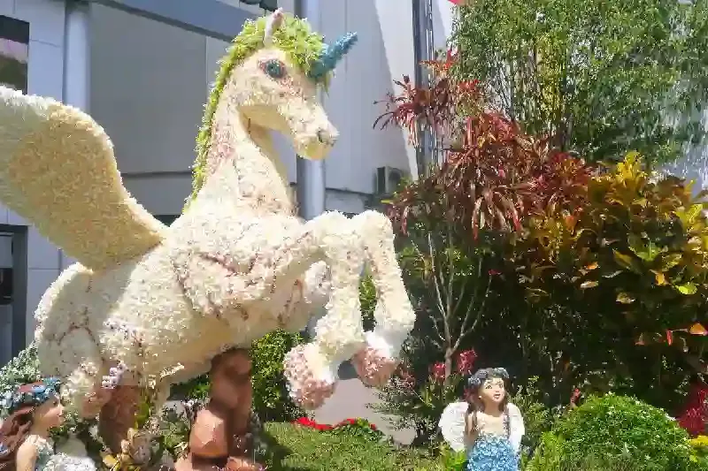 Unicorno creato dai fiori con la fata, giardino dei miracoli dubai