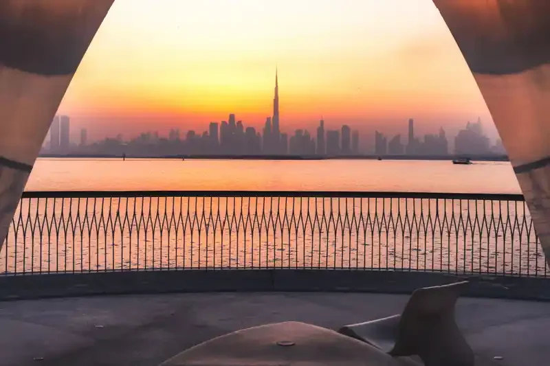 Paesaggio urbano panoramico al tramonto attraverso il portico ad arco, Dubai Creek