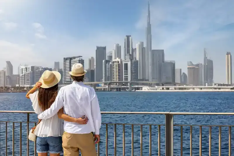 Una coppia di turisti si gode la vista dello skyline di Dubai, Dubai Creek