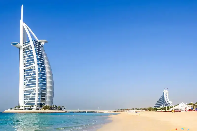 Vista dell'hotel Burj Al Arab dalla spiaggia di Jumeirah, albergo burj al arab dubai