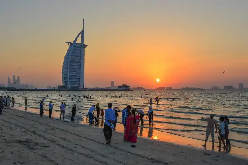 Burj Al Arab Hotel con la spiaggia al tramonto , albergo burj al arab dubai