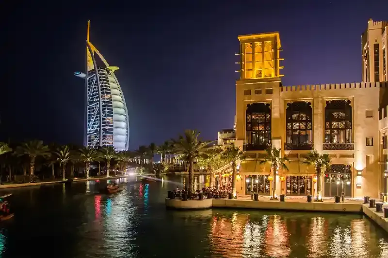 Paesaggio urbano della spiaggia di Jumeirah con il Burj Al Arab Hotel, albergo burj al arab dubai