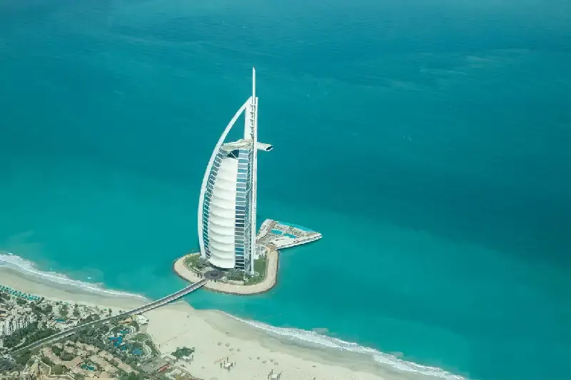 Vista aerea del Burj Al Arab in una splendida giornata di sole, albergo burj al arab dubai