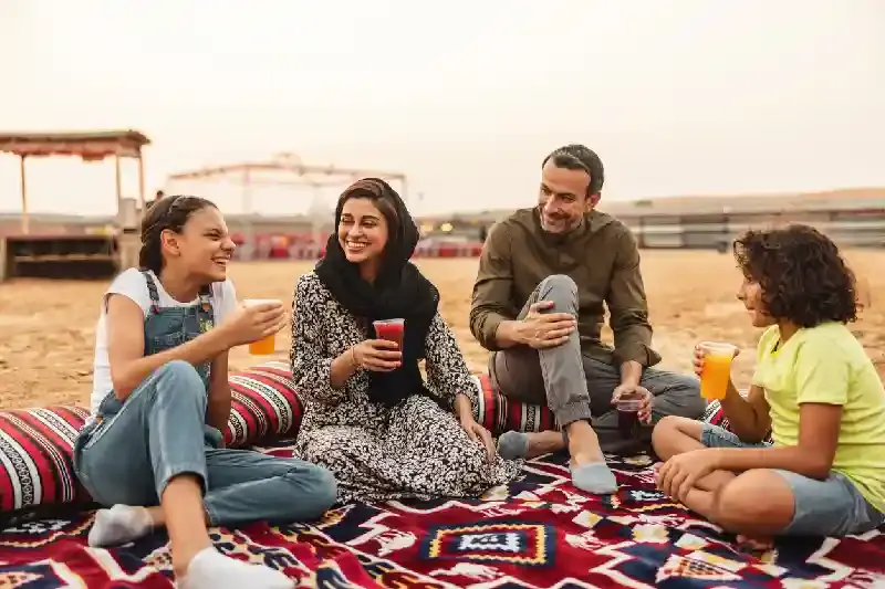 Giovane famiglia che beve il tè a Dubai, attività a dubai