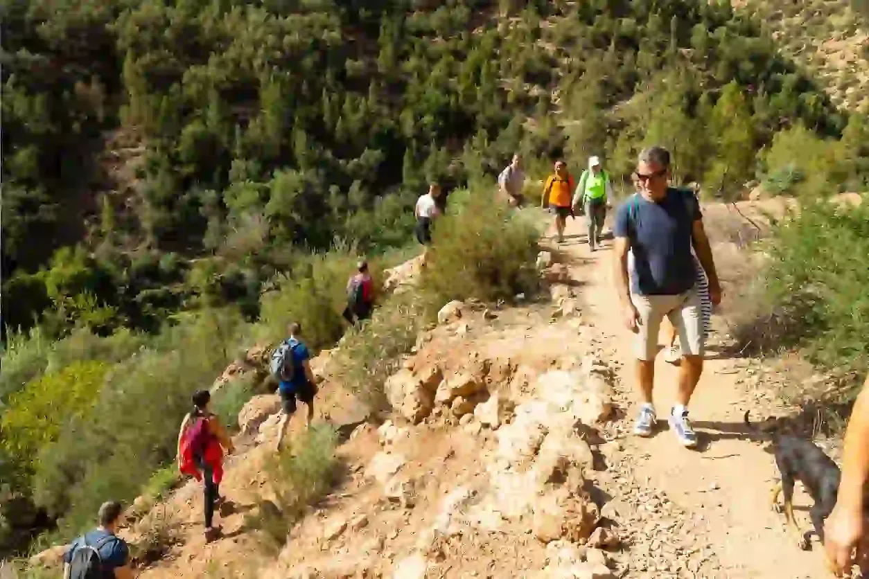 Gruppo di turisti in escursione in Marocco, montagne morocco
