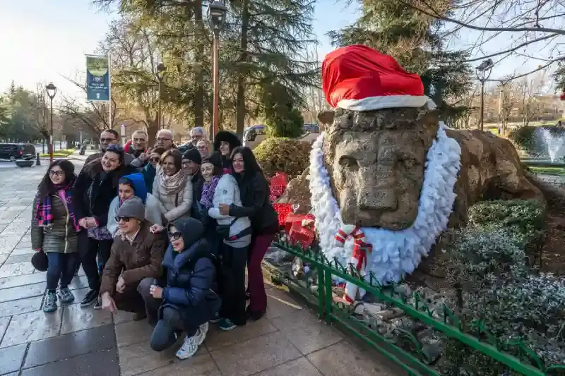 i turisti scattano foto al monumento del leone in Marocco, montagne morocco