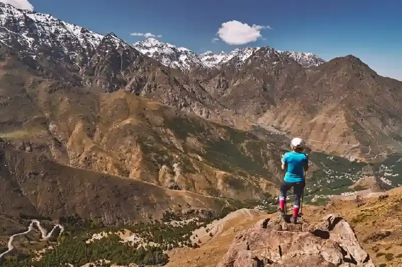 ragazza turistica sopra la valle di Imlil nelle montagne dell'Alto Atlante, montagne marocco