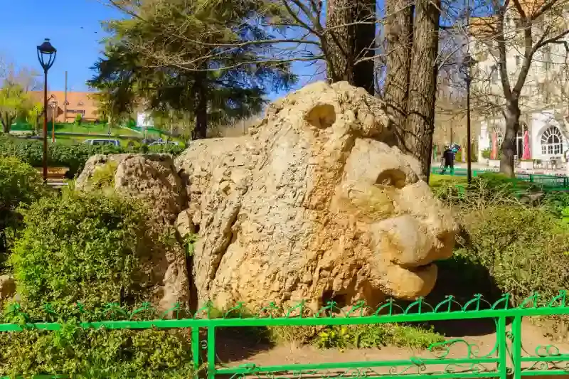 Monumento del leone, a Ifrane, ifrane marocco neve