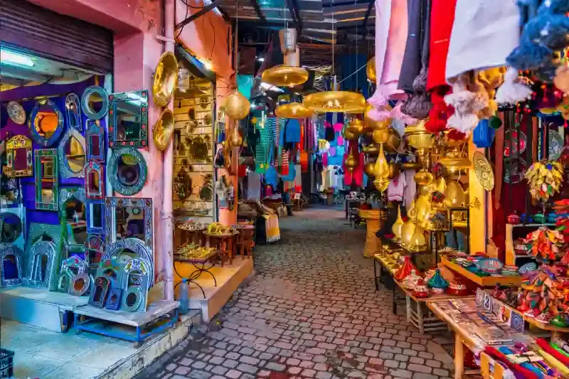 Tipico mercato souk nella Medina di Marrakech, souk marocco