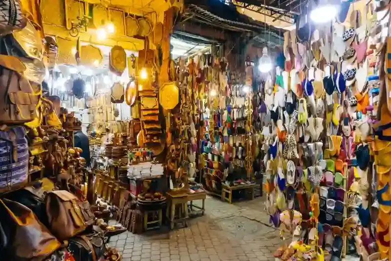 Souvenir e prodotti orientali marocchini sul mercato nella Medina di Marrakech, souk marocco